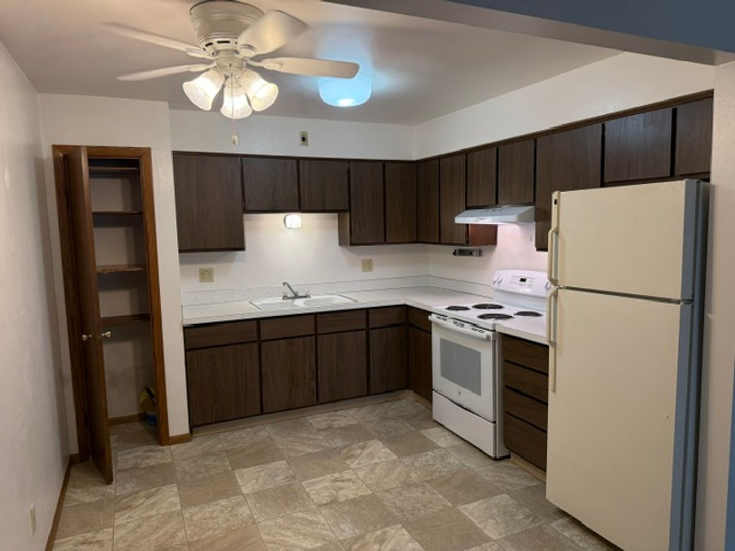 New Holstein Apartment: 1700 Jackson St