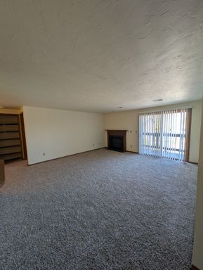 Top-Floor Spacious & Sunny 2 Bedroom – photo 1