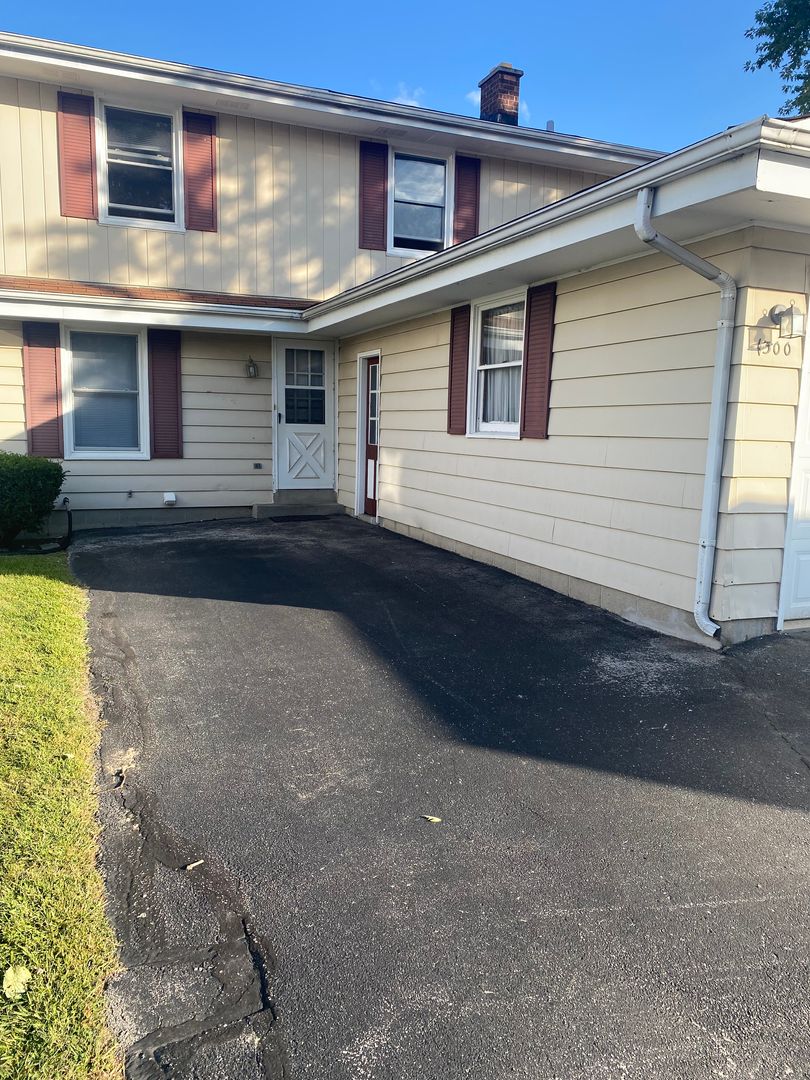 Brookfield Apartment: 1345 Dover Place