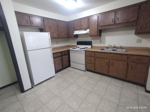 2BR/ 1BA, 824 sq ft- Electric Heat, Available NOW! 1st Month Free! – photo 1