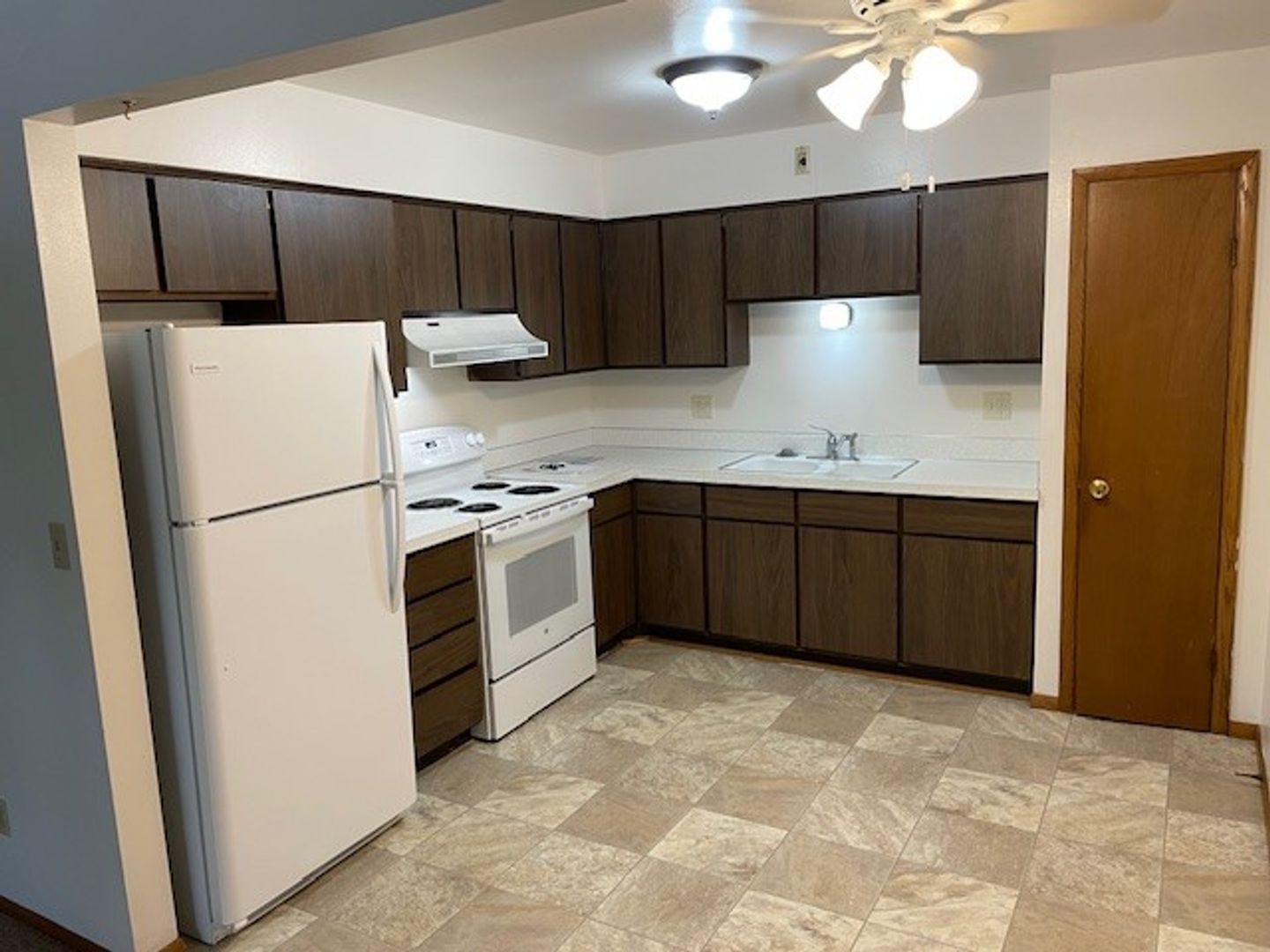 New Holstein Apartment: 1700 Jackson St