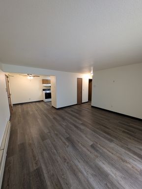 Upgraded 2 Bedroom Lower With Convenient Parking – photo 1