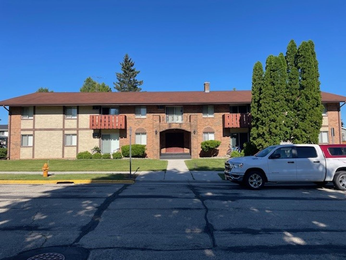 New Holstein Apartment: 1709 Jefferson St