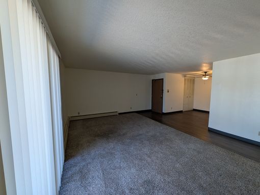 Upper 2 Bedroom Apartment With Convenient Parking – photo 1