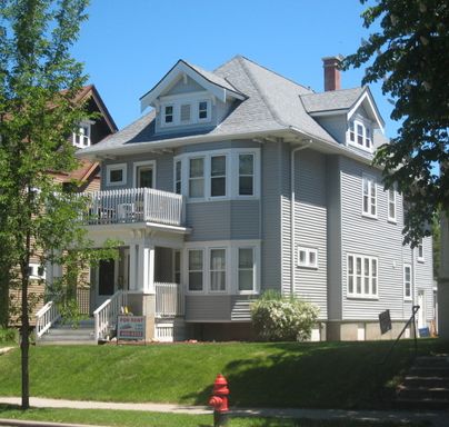 @@@ JUMBO Upper 3BR two blocks from UWM, av 9/21 – photo 1