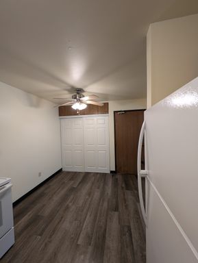 Lower 2 Bedroom Apartment With Convenient Parking – photo 1