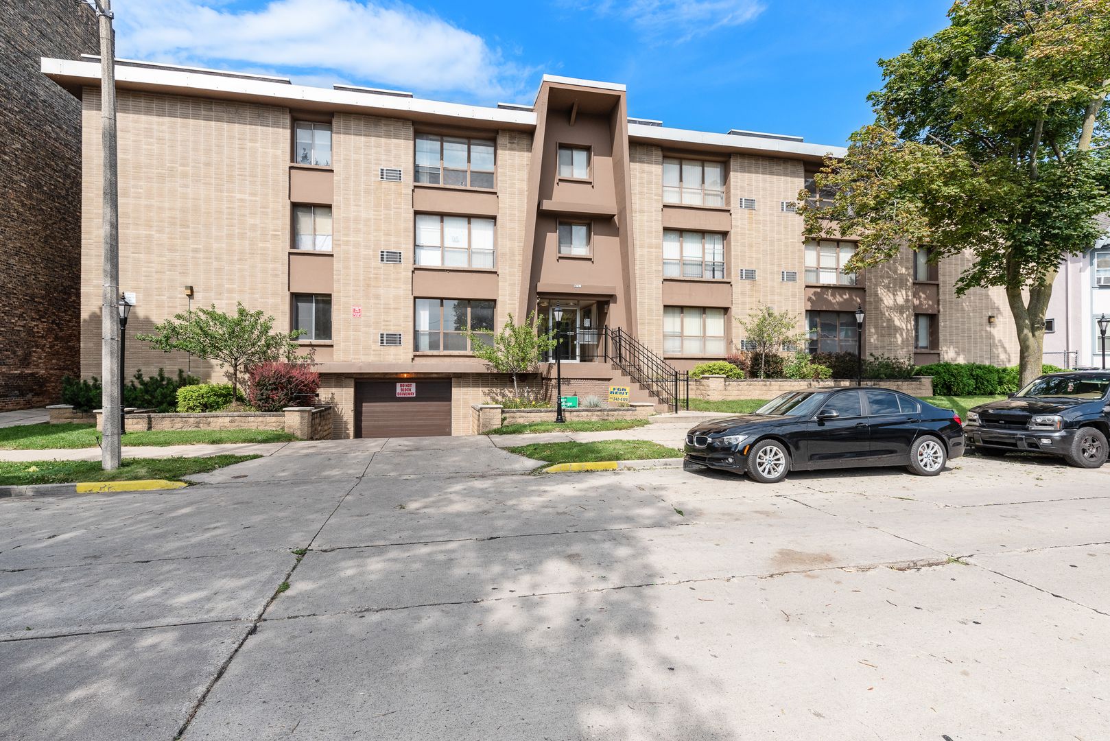 Milwaukee Apartment: 825 North 22nd