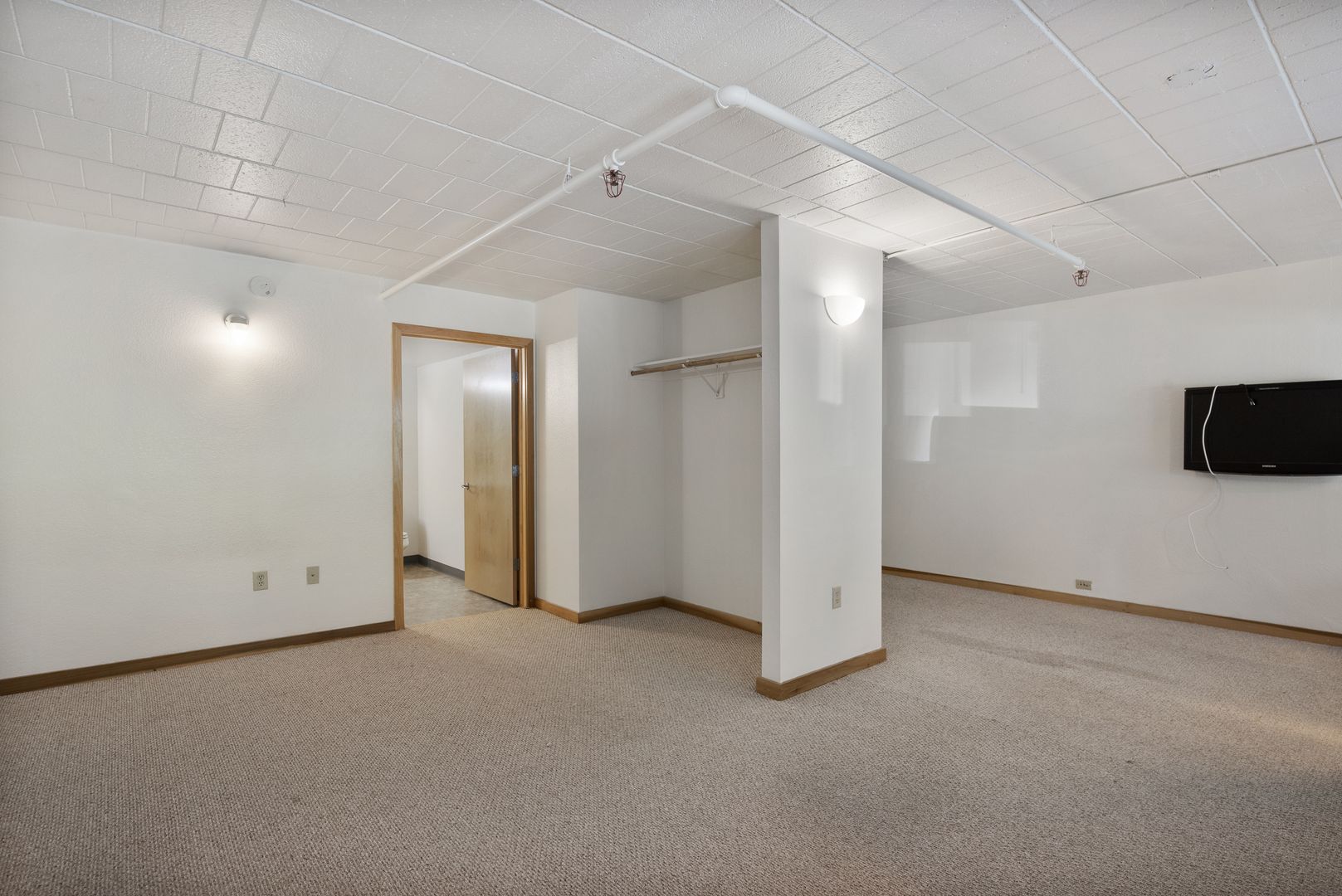 Milwaukee Apartment: 2125 West Kilbourn