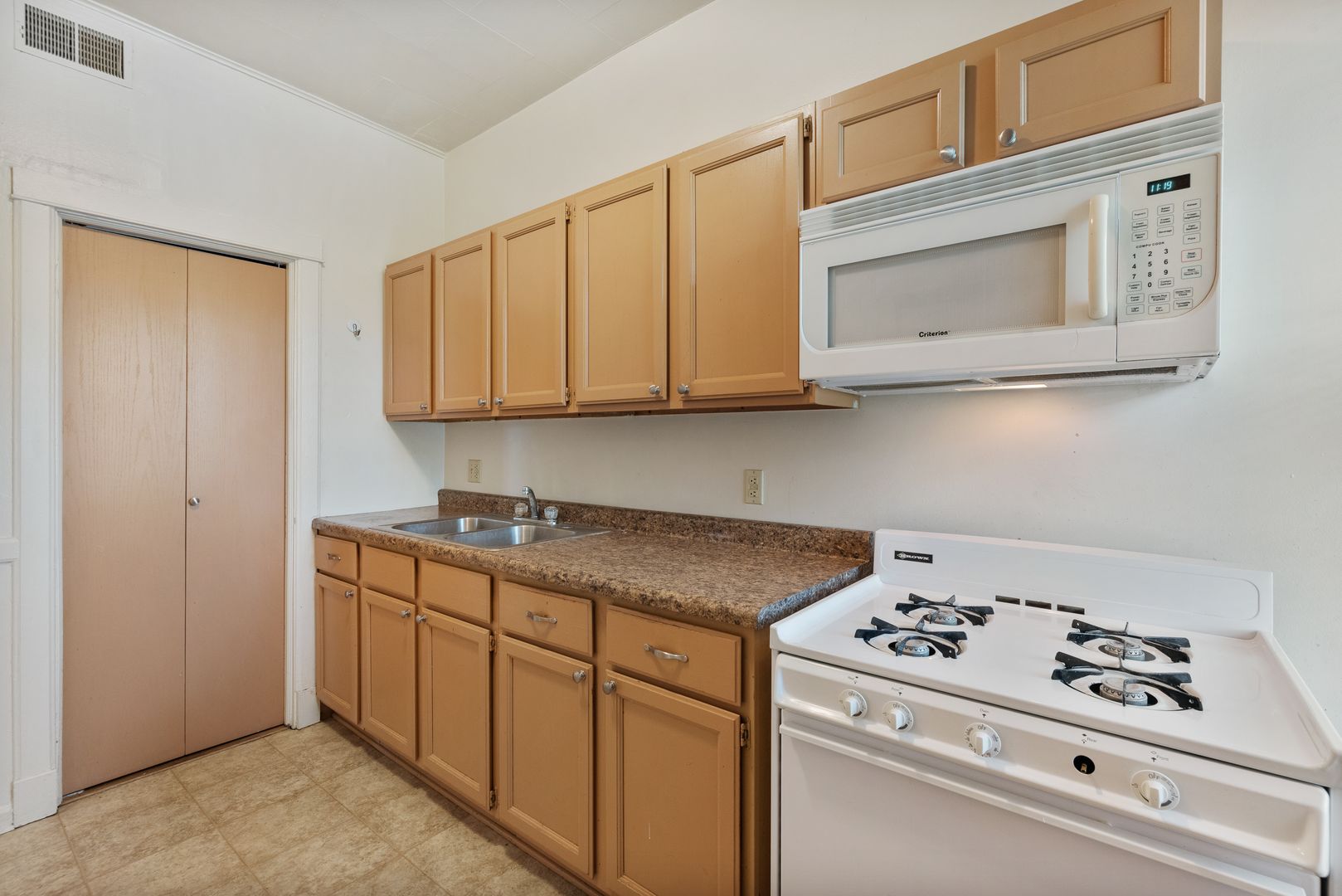 Milwaukee Apartment: 805-11 North 22nd