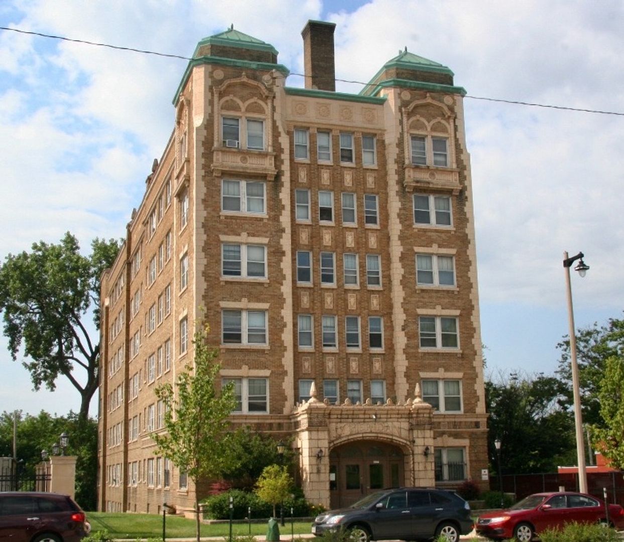Milwaukee Apartment: 2435 West Wisconsin