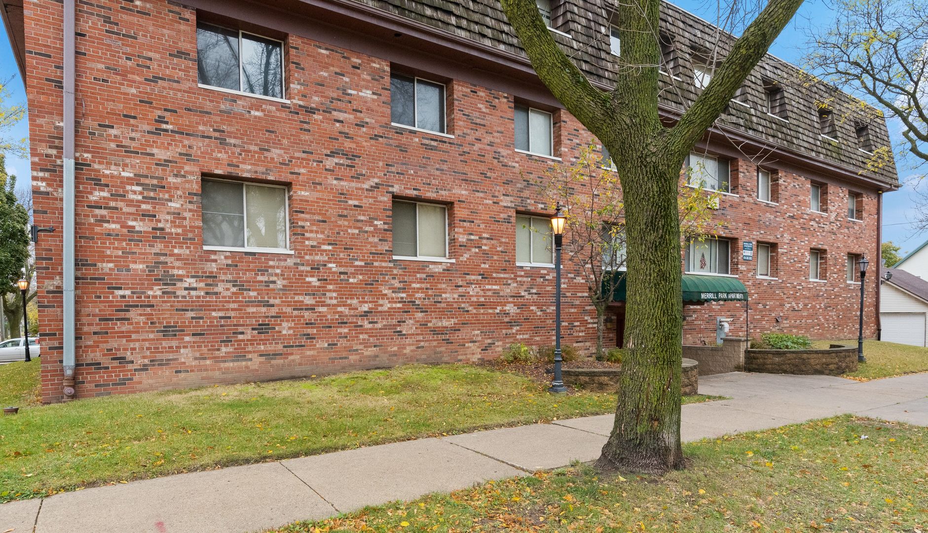 Milwaukee Apartment: 2807 West Michigan