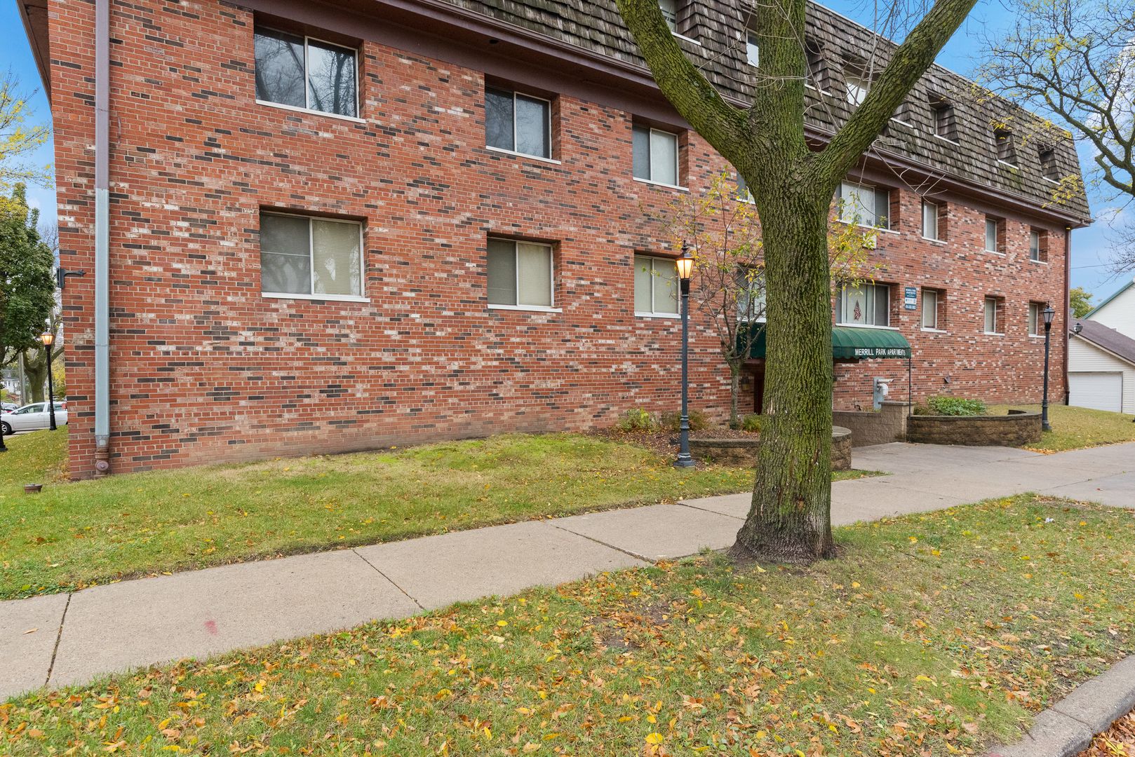 Milwaukee Apartment: 2807 West Michigan