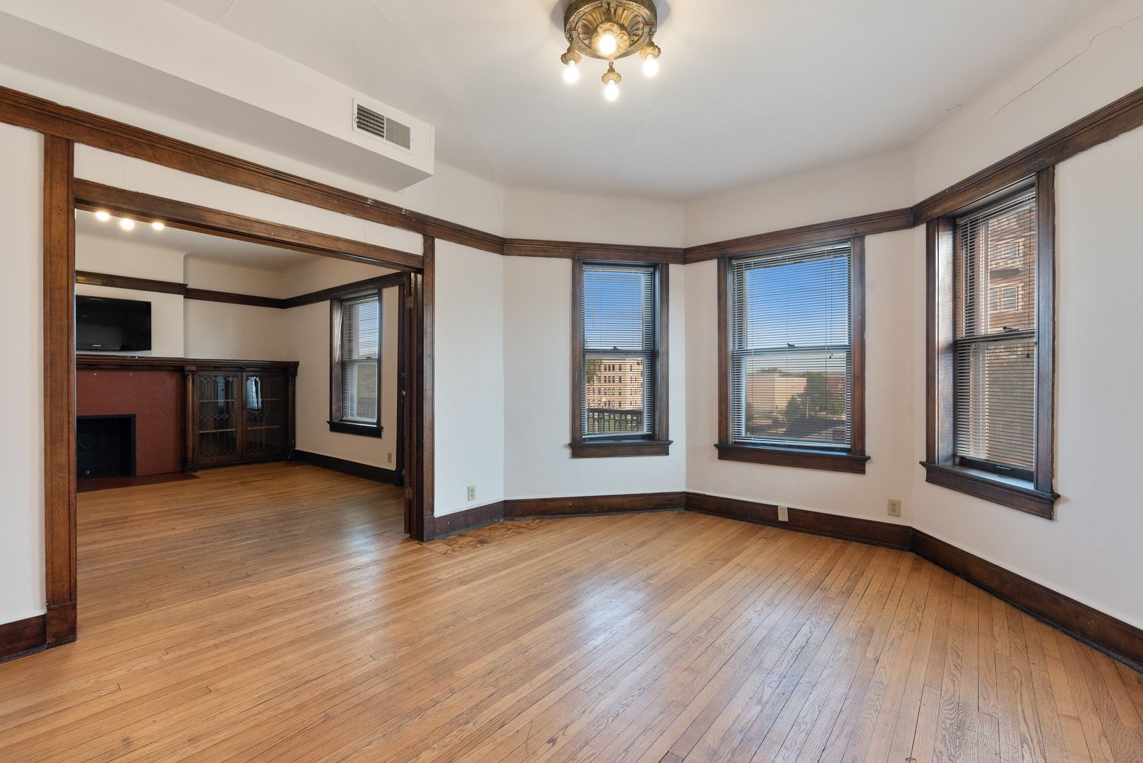 Milwaukee Apartment: 2335 West Wisconsin