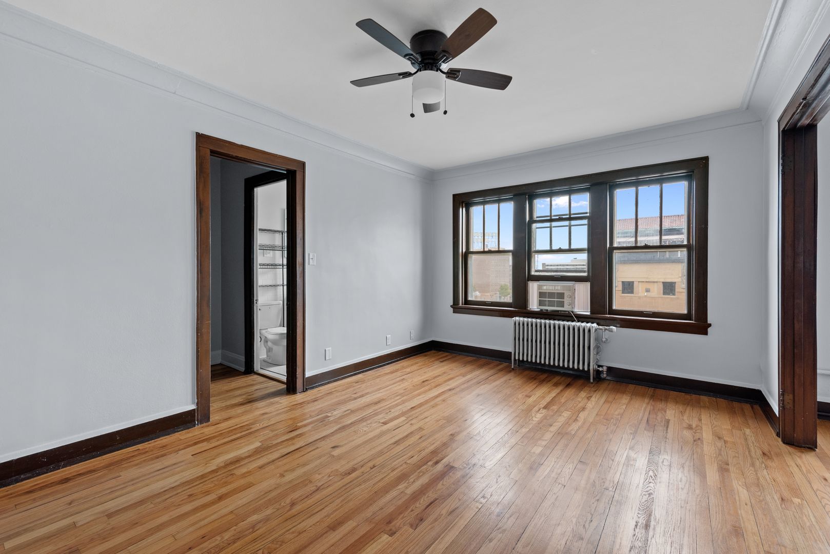 Milwaukee Apartment: 2435 West Wisconsin