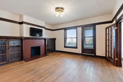 | Large 1700 sq/ft 3 Bed/2 Bath Apartment Near Marquette University and Downtown MKE with Central Air, In-Unit Washer/Dryer, and Free Internet – photo 1