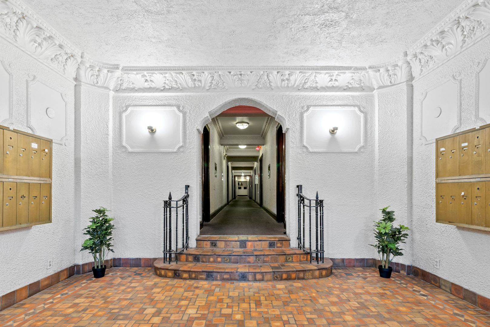Milwaukee Apartment: 2435 West Wisconsin