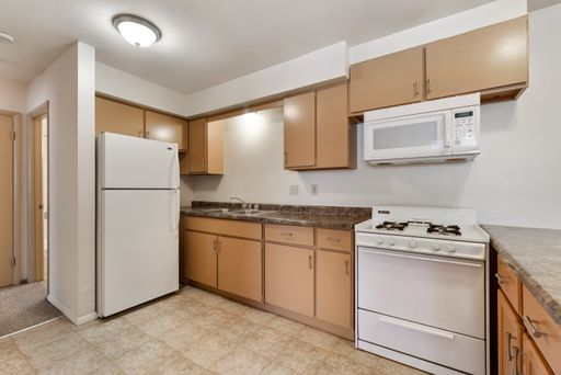 RENT PROMO Two Bedroom Apartment Near Marquette University - Heat, Gas, Water, and Internet Included – photo 1