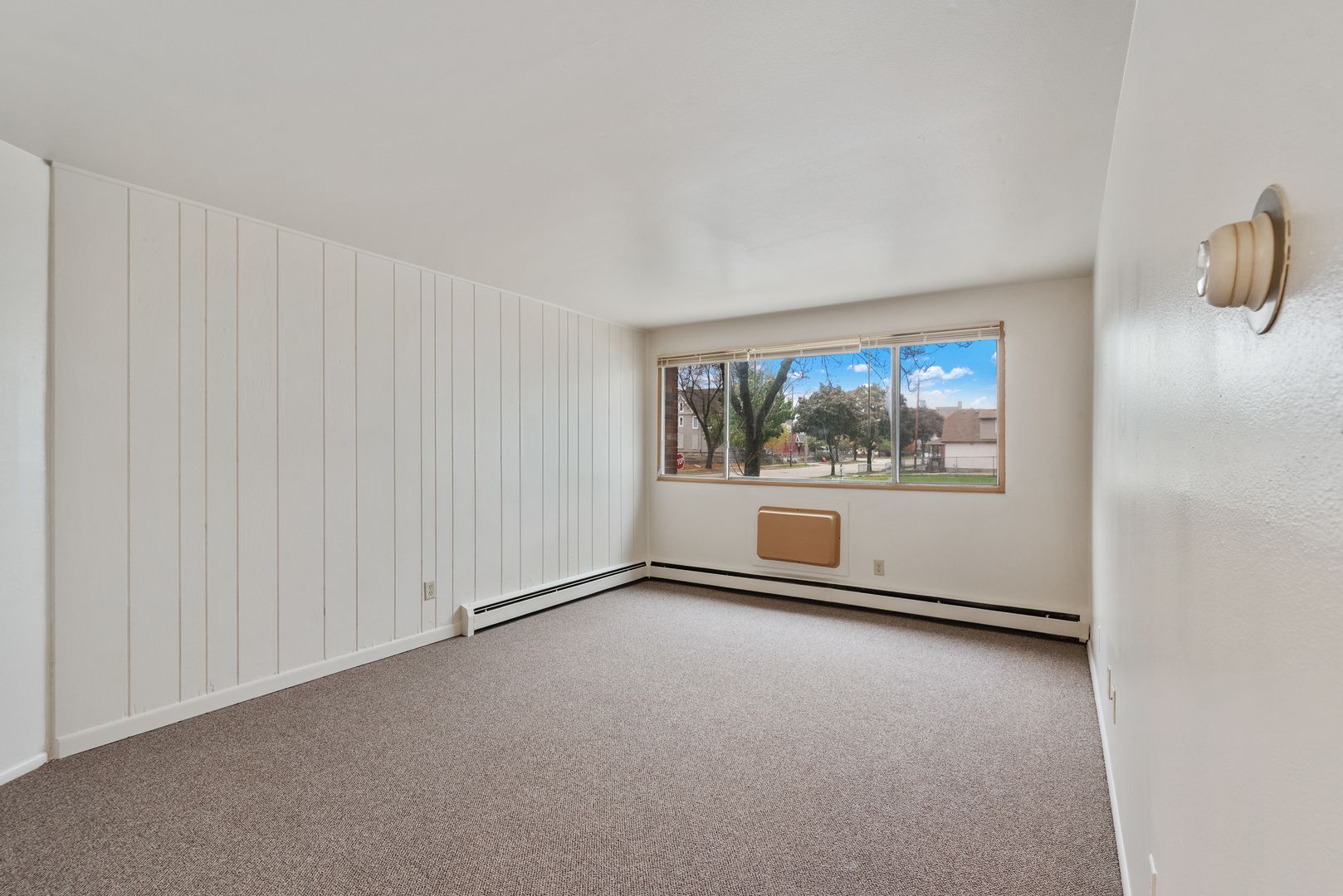 Milwaukee Apartment: 2807 West Michigan