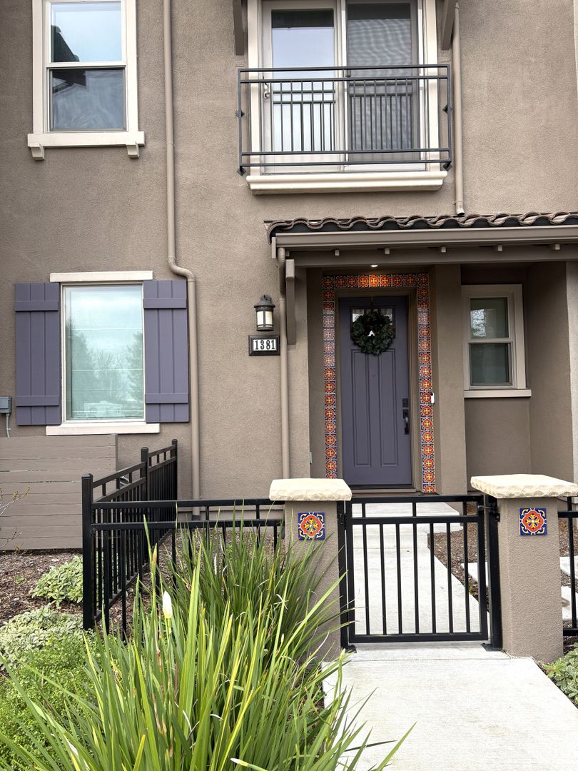 Mountain View House: 1381 W. Middlefield Rd