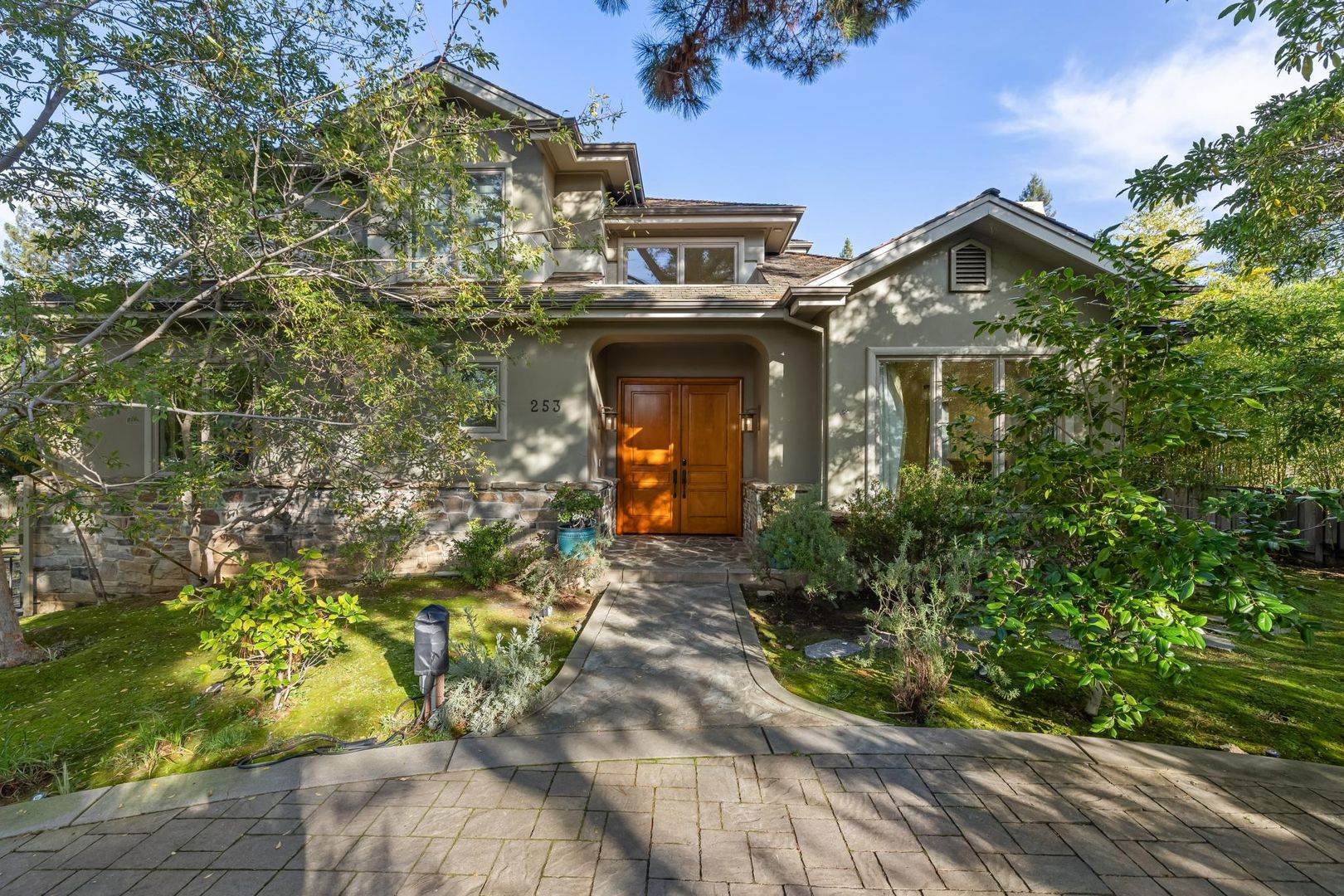 Los Altos House: 253 Hillview Avenue