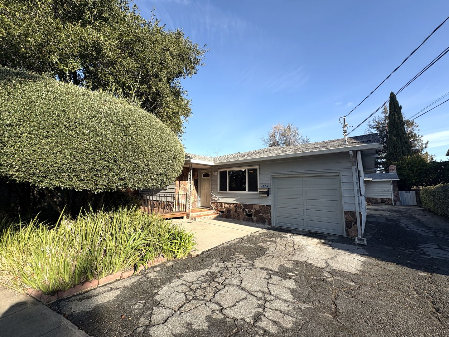 Redwood City House: 1581 Hawes Court
