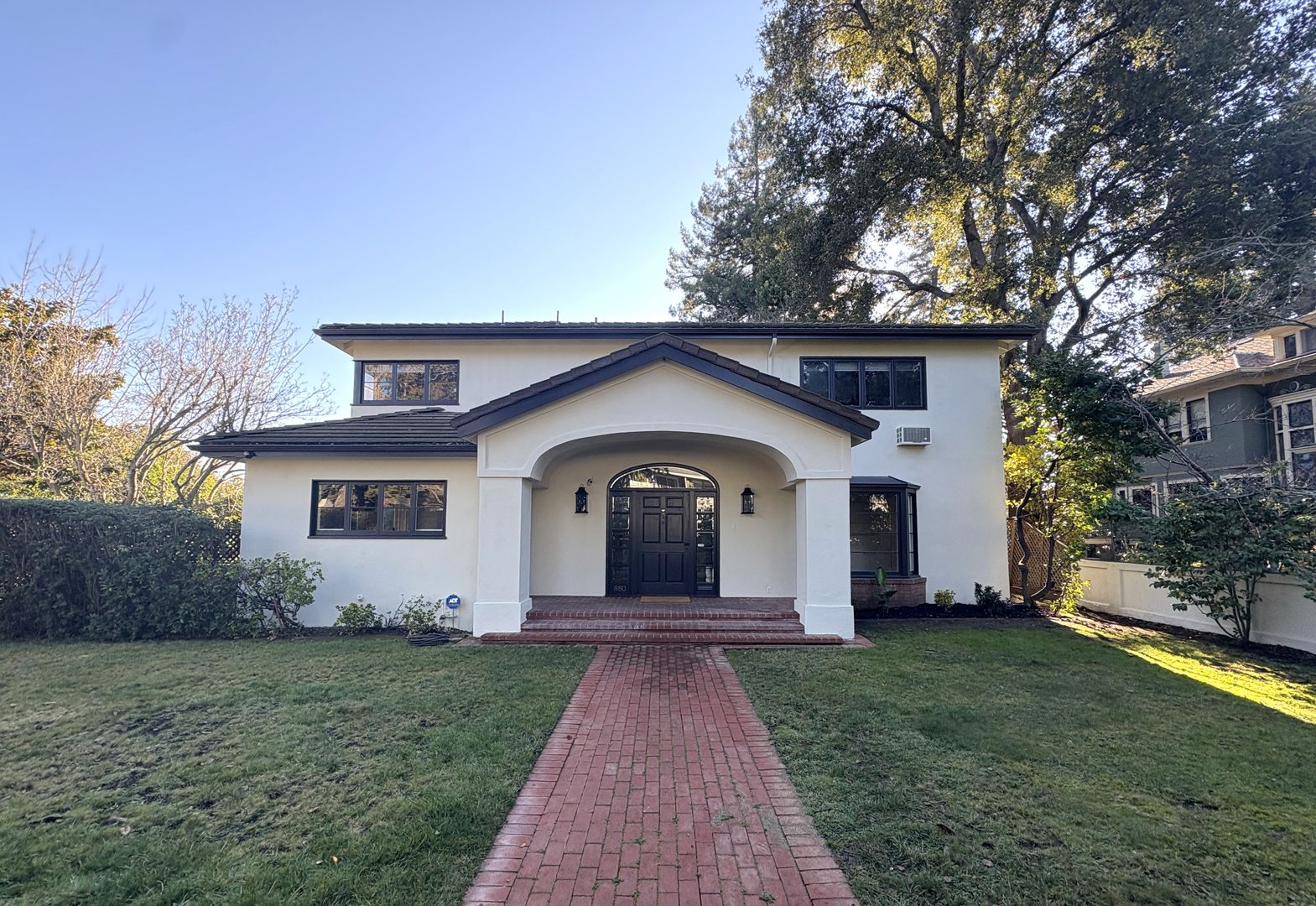 Palo Alto House: 880 University Ave