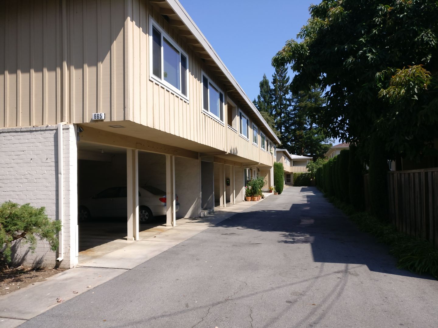 Menlo Park Apartment: 665 Roble Avenue