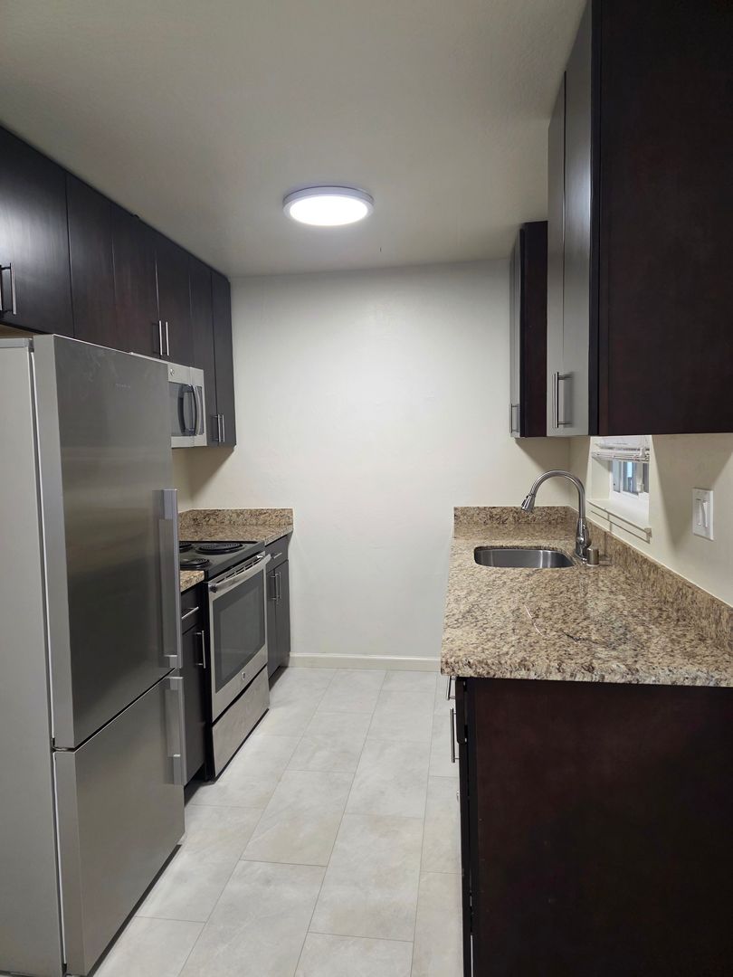 Menlo Park Apartment: 850 Coleman Avenue #7