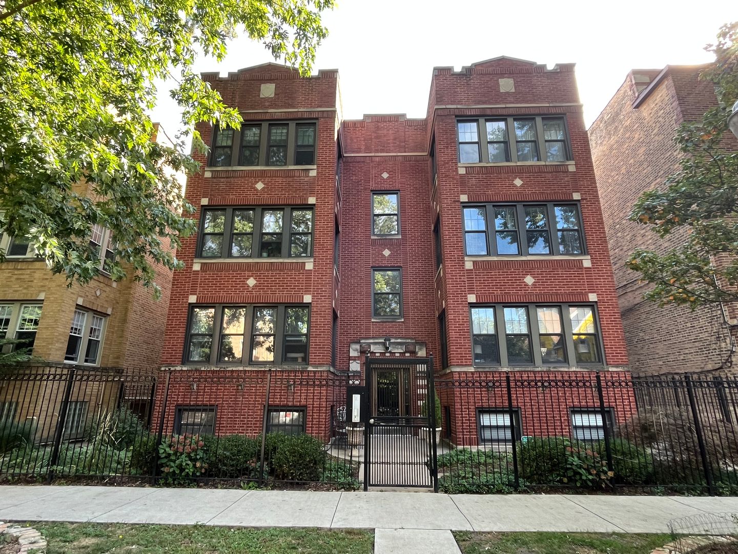 Chicago Condo: 7313 N Honore Street #1N