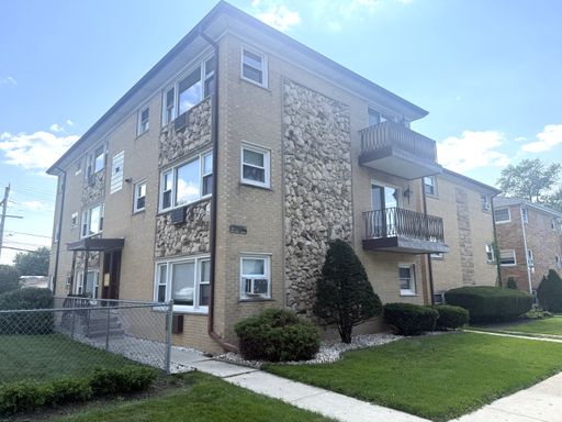 2 Bed / 1 Bath in Elmwood Park!