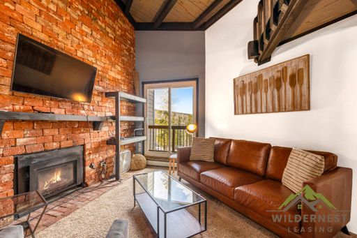 Treehouse Condo - 3rd floor Modern 2 Bedroom + Loft 1 Bath- Tastefully furnished