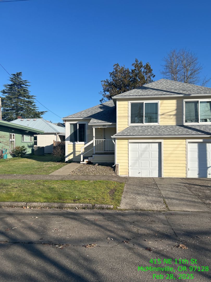 McMinnville Apartment: 415-421 NE 11th St