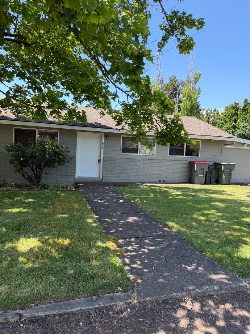 McMinnville Apartment: 603-05 NW Beary St.