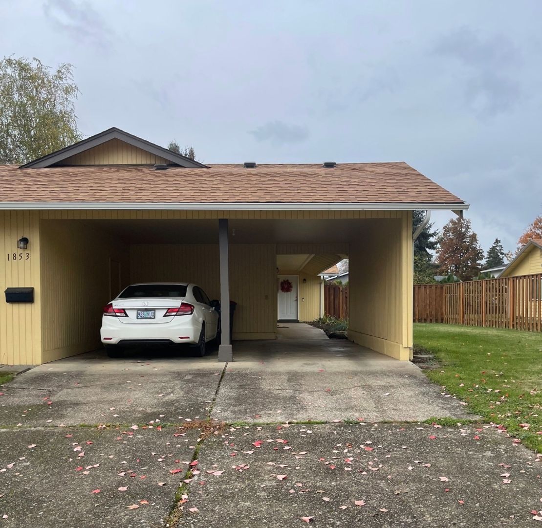 McMinnville House: 1853 NW Adams St