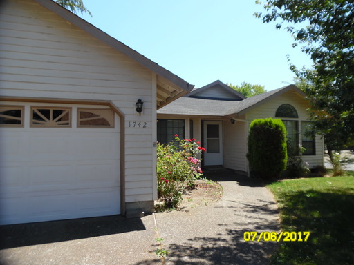 1742 SE Queenborough St. – photo 1