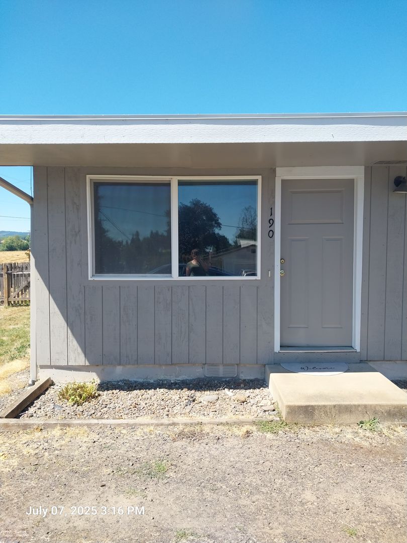 Yamhill Apartment: 170-190 Dahlia Street