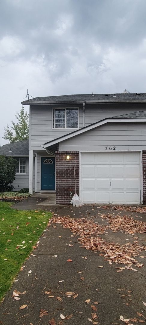 McMinnville Apartment: 762-770 SW Sitka Dr