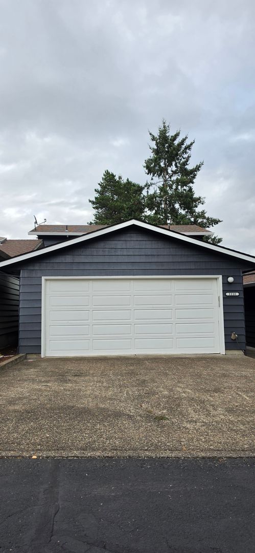 McMinnville House: 1110 NW Springwood Lane