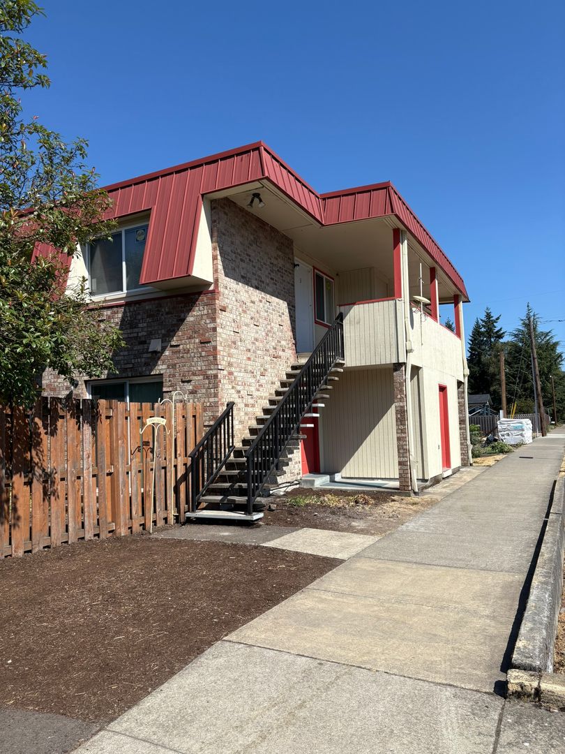 Newberg Apartment: 711 Deskins St