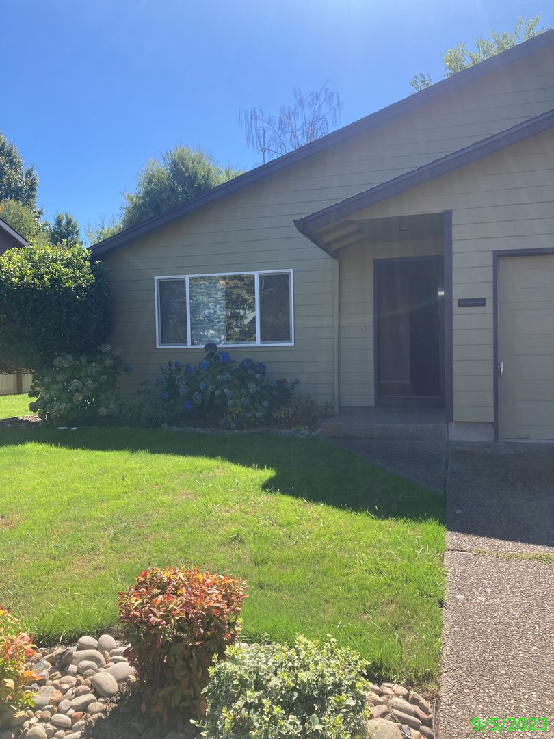 McMinnville House: 1590 SW Harbor Dr