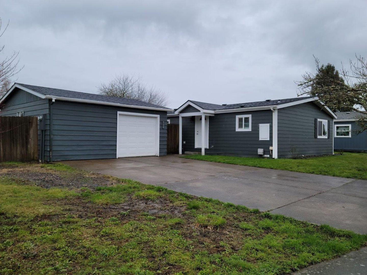 McMinnville House: 930 NW Donahoo St