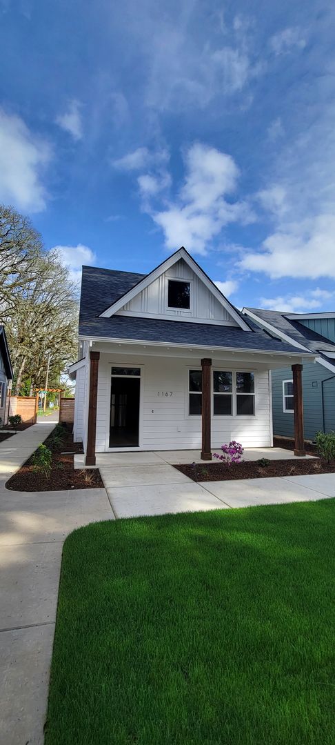 McMinnville House: 1167 NW Michelbook Lane