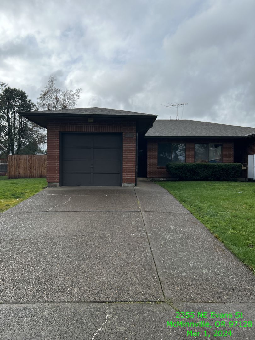 McMinnville Apartment: 2345-55 NE Evans St.