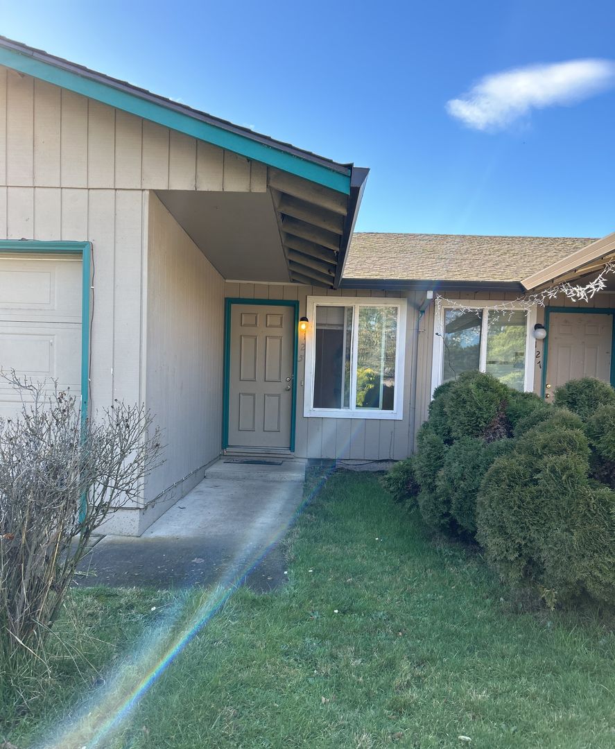 McMinnville Apartment: 125-27 NE Kingwood Dr.