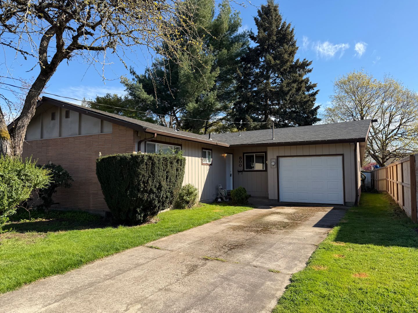 McMinnville House: 800 NE 15th St.