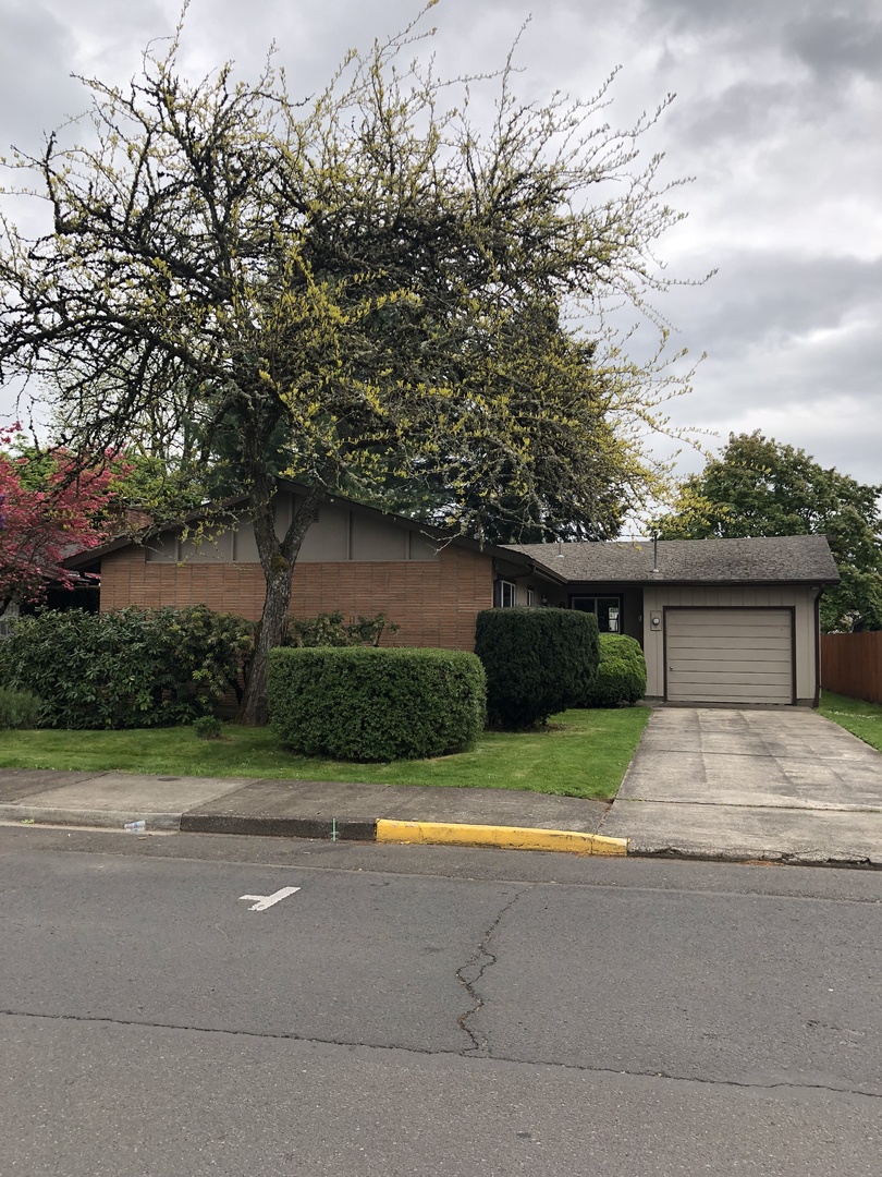 McMinnville House: 800 NE 15th St.