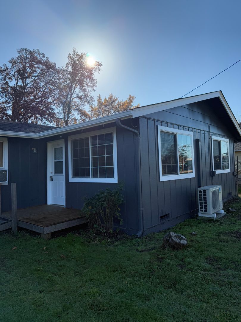 Dundee House: 1011 SE Locust St