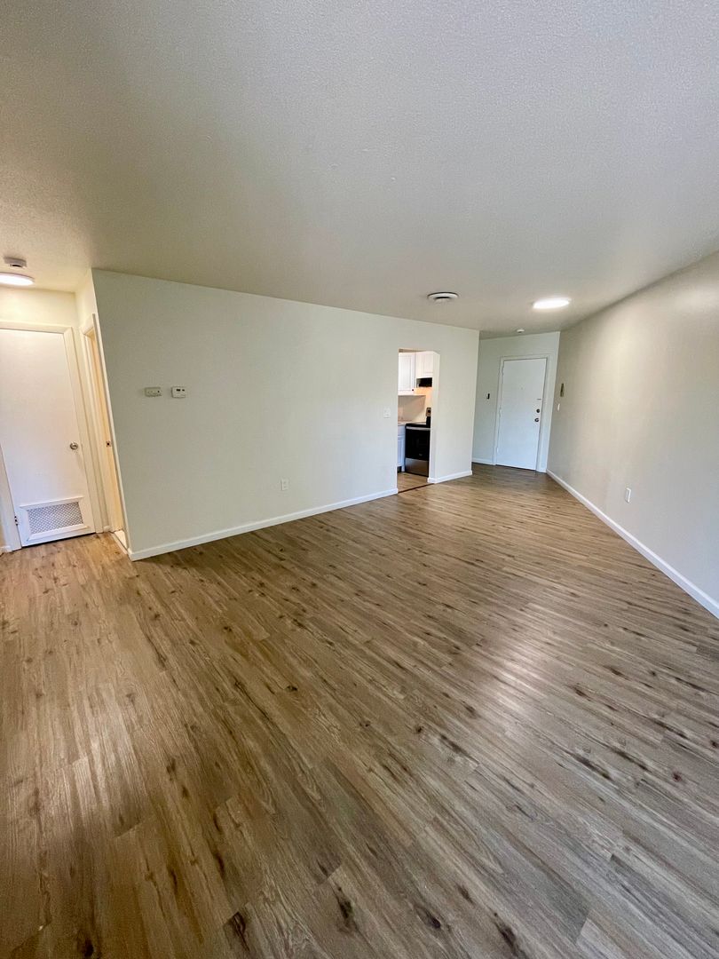 East Windsor Apartment: 27 Pleasant Street