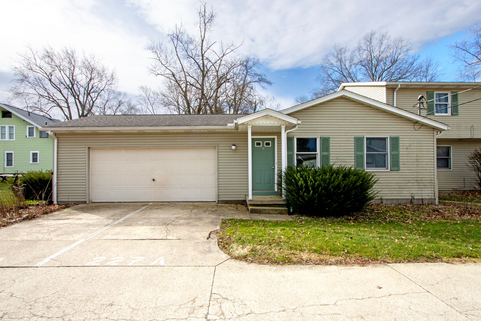 Orrville House: 227 S Elm St, Apt A