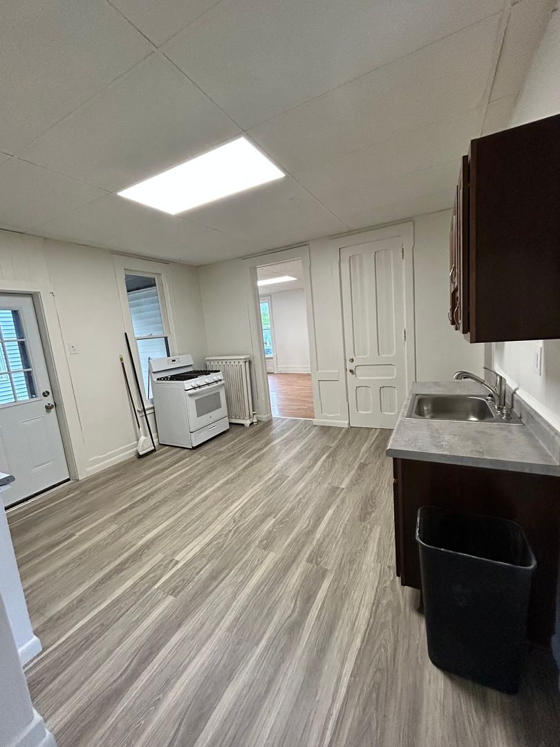 Wooster House: 240 E Bowman St